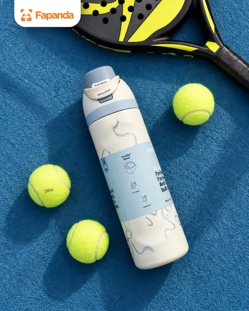 Termo Owala en una cancha de pádel con pelotas y raqueta