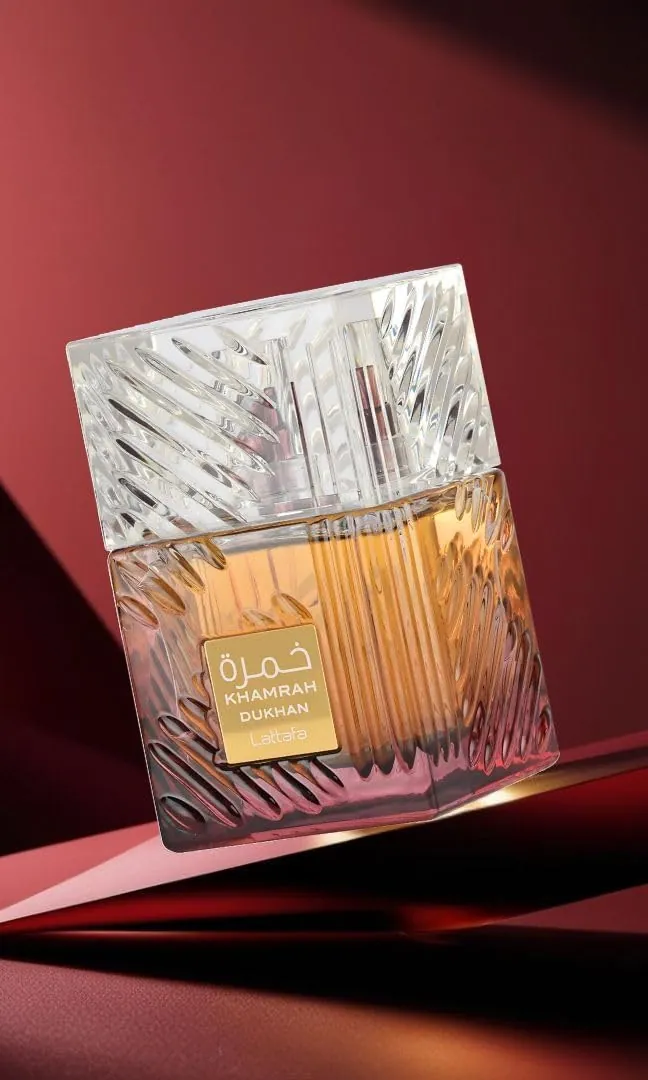 Perfume Lattafa Khamrah Dukhan bajo luz roja cálida