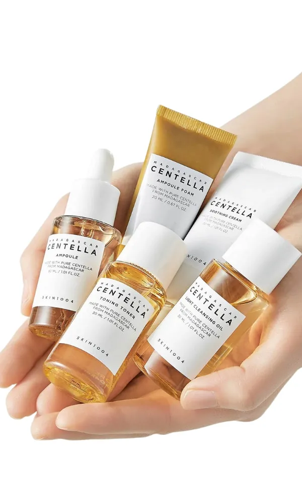 Mano sosteniendo los productos del Centella Travel Kit de SKIN1004